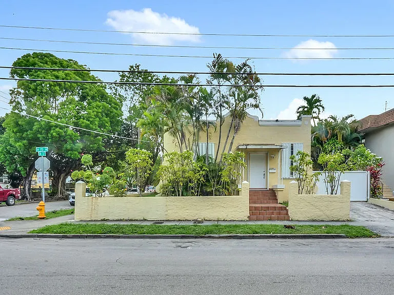 242 SW 15th Ave #A — Photo 1