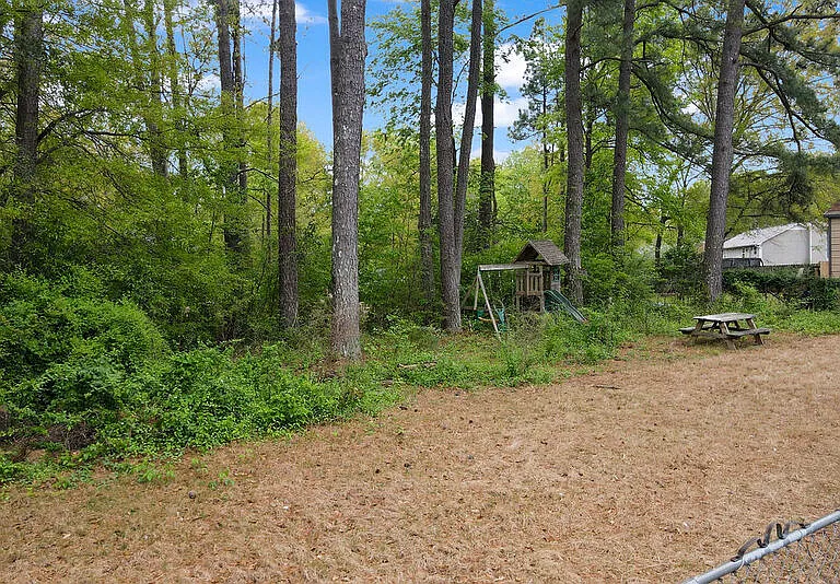 4418 Englewood Rd — Photo 2