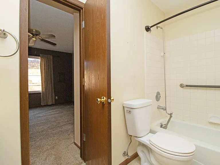 4215 Sylvia Ln S — Photo 8