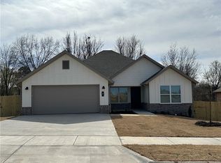 27 Pitts St, Farmington, AR 72730