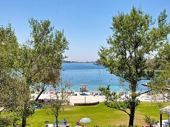 Beach and picnic on on lake