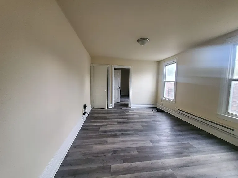 347 N 7th St — Photo 9
