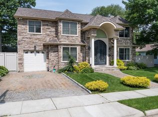 31 Raynham Dr, Syosset, NY 11791