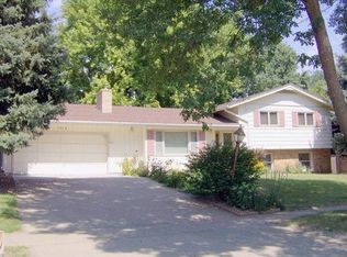 1114 Valley View Dr, Vermillion, SD 57069