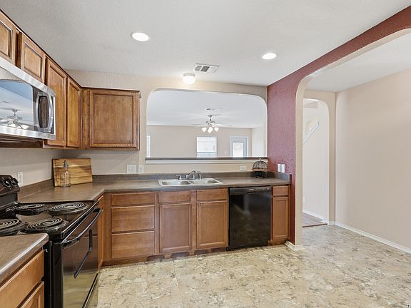 5th image of 818 Three Wood Way