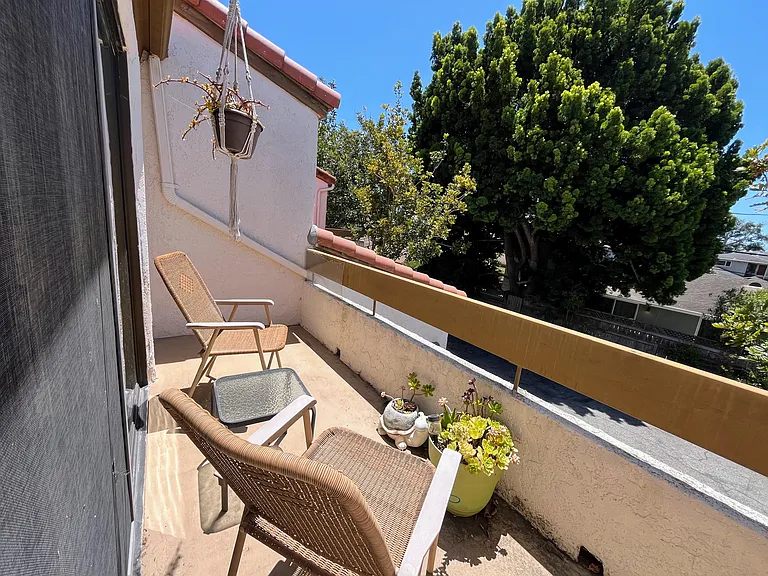 2051 Cliff Dr #18 — Photo 13