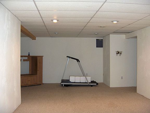 Large finished rec room in lower level.