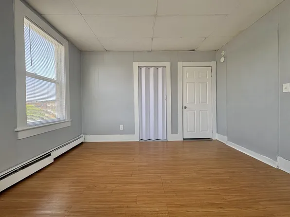 69 Lincoln St #14, Lewiston, ME 04240
