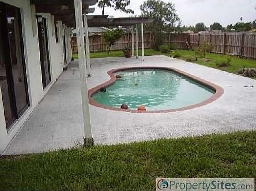 3rd image of 975 Briarwood Dr