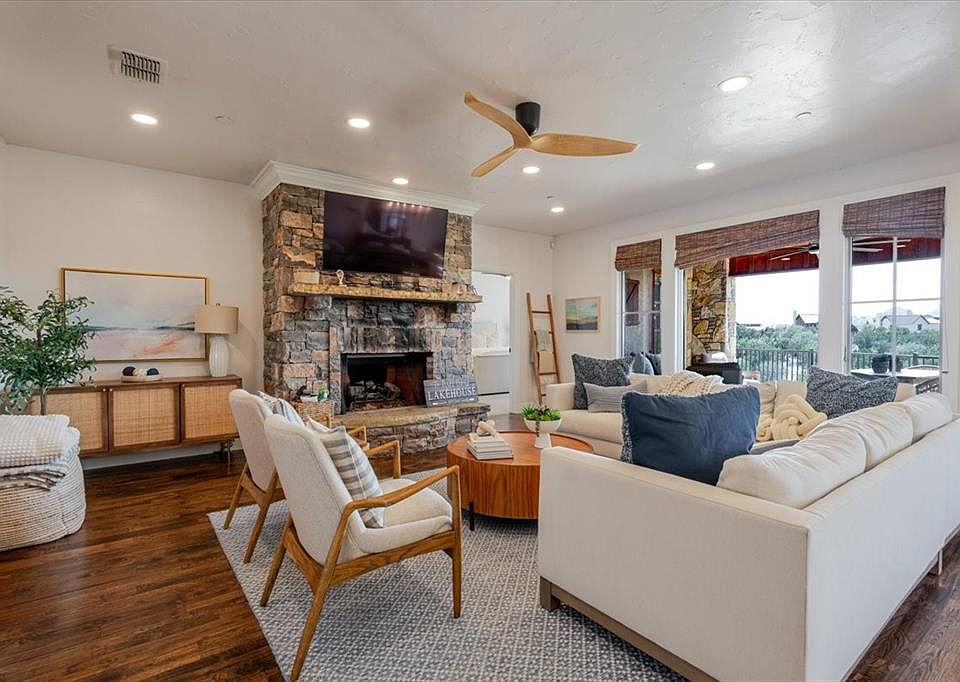 1st image of 1653 Scenic Dr Unit 102
