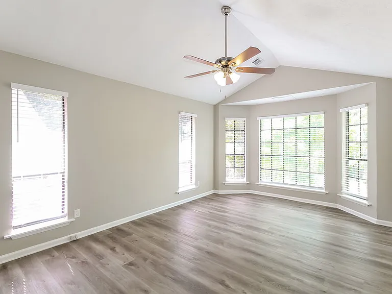 1097 Williamsburg Ln — Photo 10