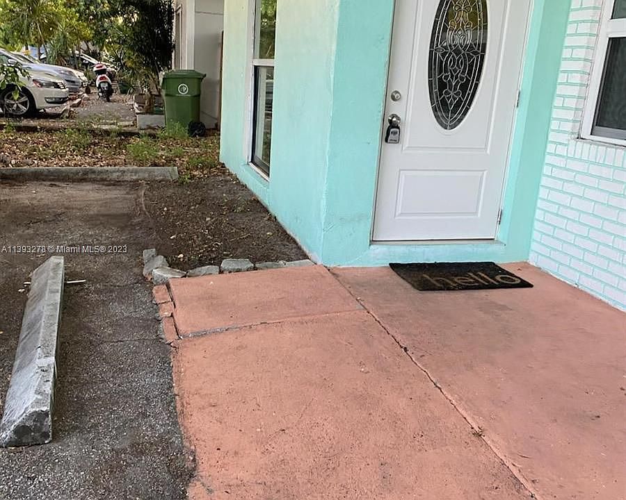1st image of 917 SW 16th St #1
