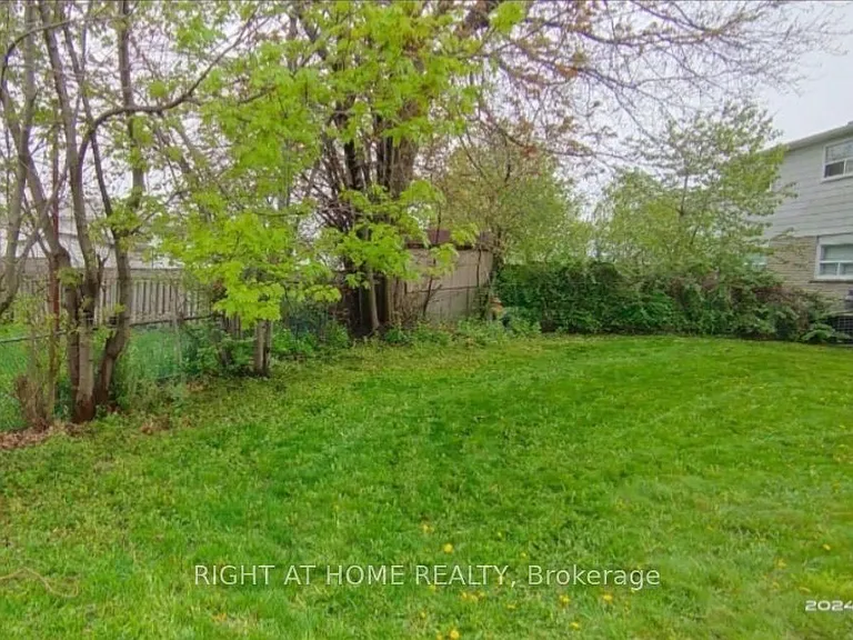 783 Consort Cres — Photo 2