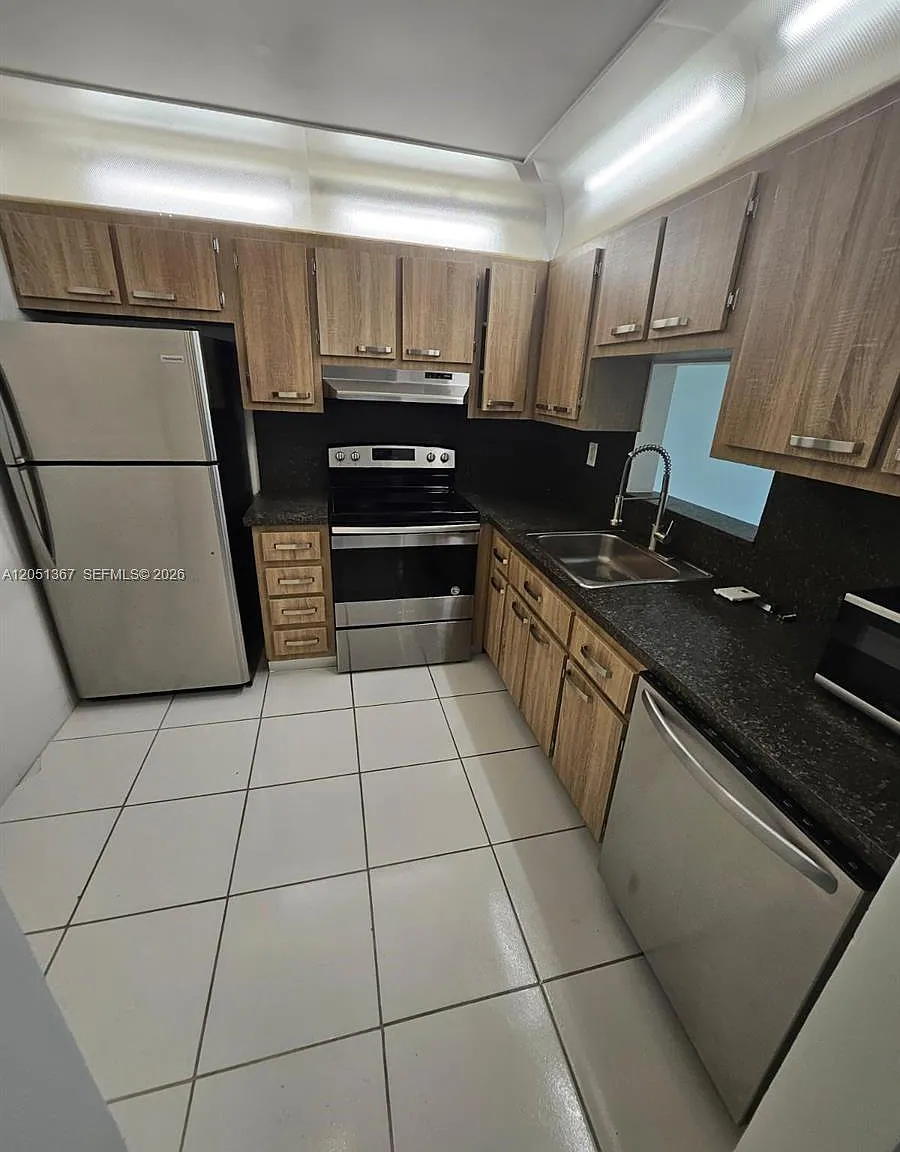 Capri Gardens Condo — Photo 4