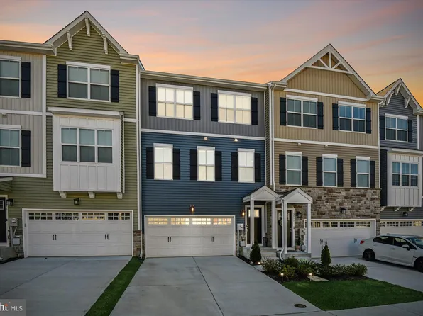 2775 Town View Cir, New Windsor, MD 21776