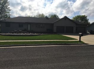 1119 43rd St NW, Watertown, SD 57201