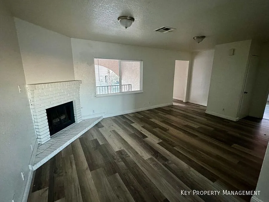 3 Bedroom 2 Bath, Upstairs Unit, No Capret, Stainless Steel Appliances, Near Nellis Afb! — Photo 3