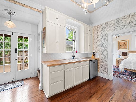 5th image of 1004 W 5th Ave