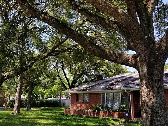 3rd image of 1806 Lavonia Ln