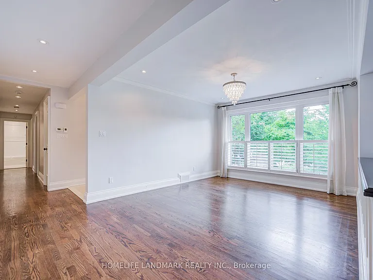 102 Stratford Cres — Photo 3