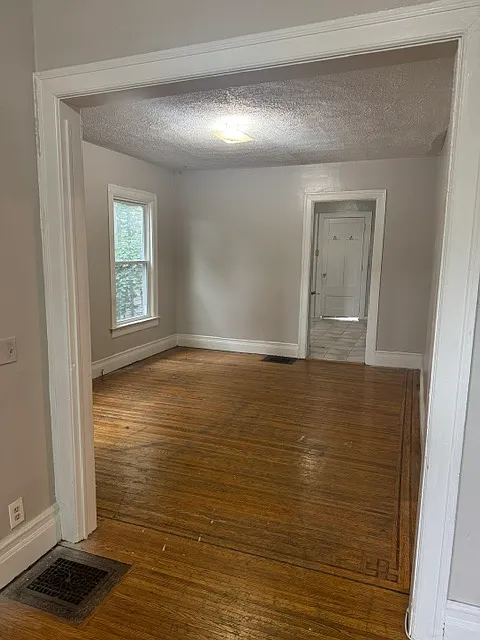 2 bed, 700 sqft, $1,200 — Photo 3