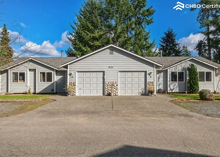 Duplex with private parking and backyard