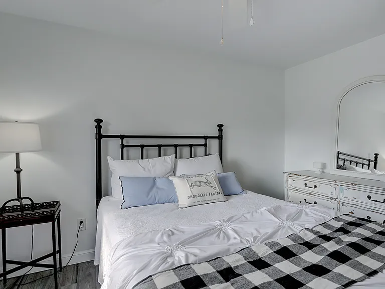 Queen bedroom 2