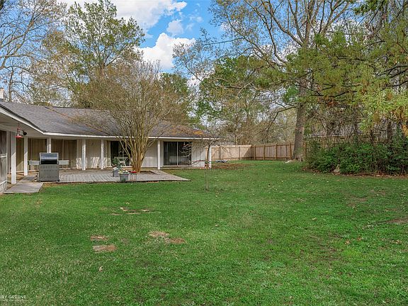 3rd image of 701 Palmetto Rd