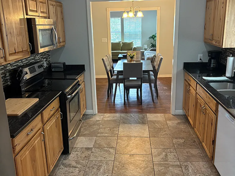 416 Railroad St — Photo 1