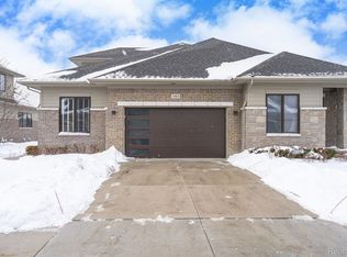 7484 Gramercy Cir, West Bloomfield, MI 48322