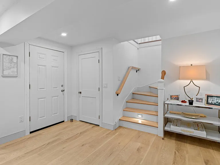 93 Riverside Dr — Photo 28