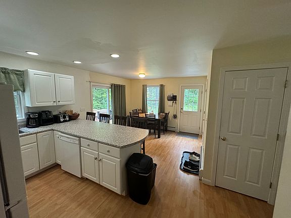 4th image of 10 Akron Ave #Na