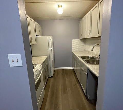 4th image of 242 Shorewood Dr APT Gc