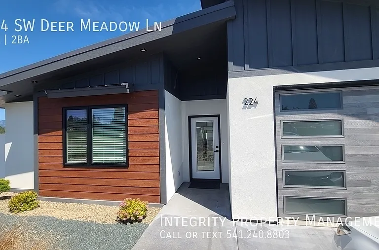224 SW Deer Meadow Ln — Photo 1