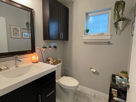 1st floor 1/2 bath