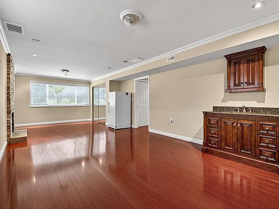 3rd image of 1106 Heywood St