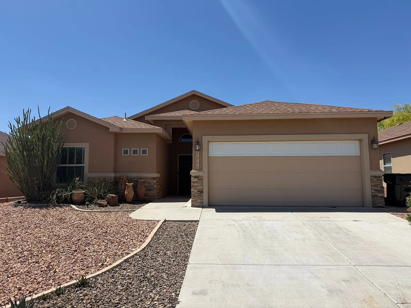 Fully Furnished All Bills Paid 3 Bedroom 2 Bath Home — Photo 1
