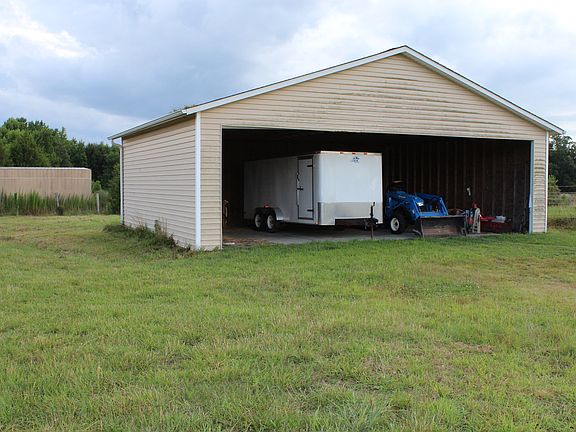 Lg barn, run-in shed behind