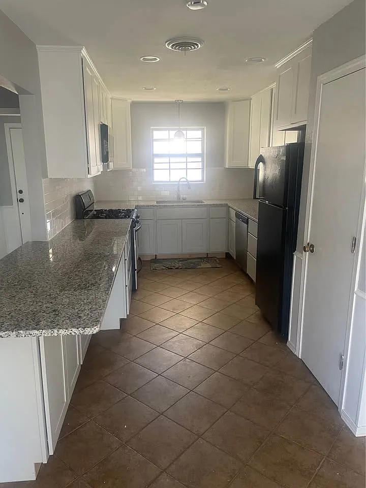 3 bed, 1412 sqft, $2,000 — Photo 3