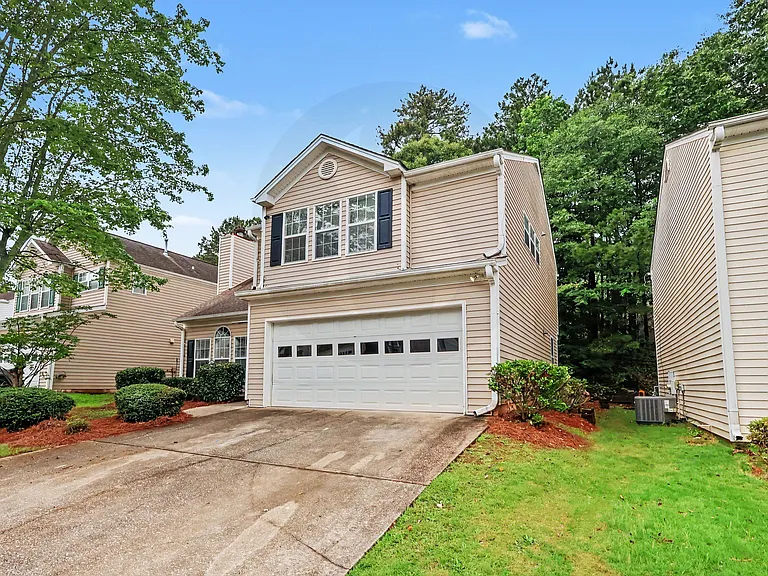 1090 Winter Park Ln — Photo 3