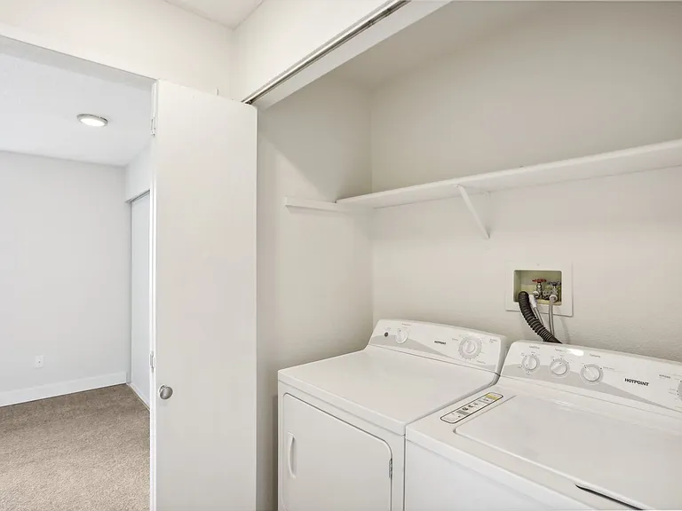 Hillview Apartments — Photo 15