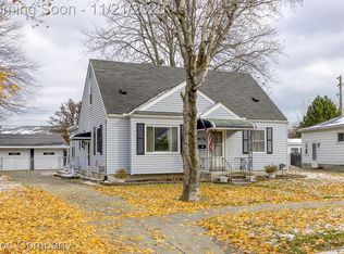 29590 Dembs Dr, Roseville, MI 48066