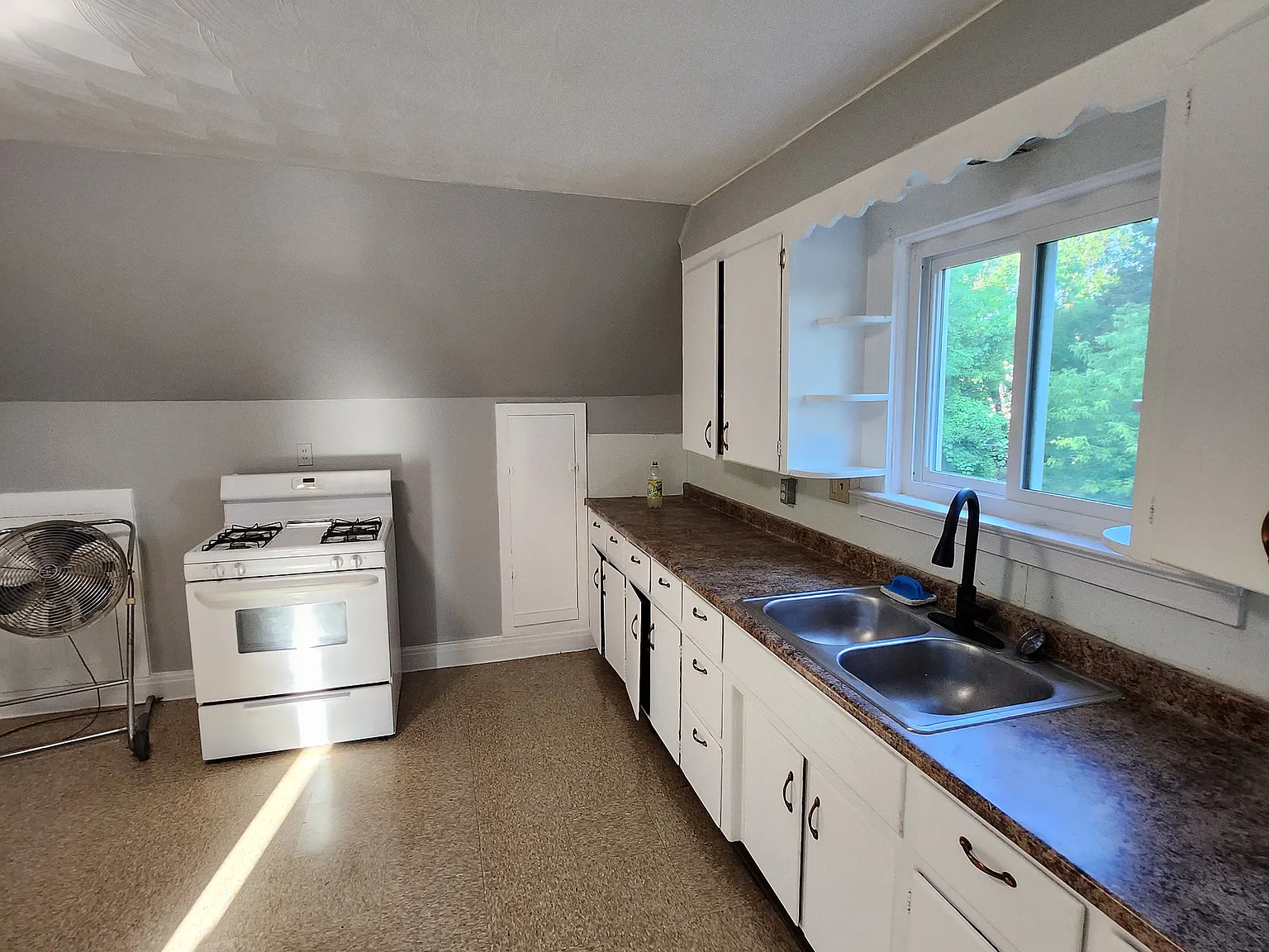 2 bed, 900 sqft, $1,350 — Photo 2