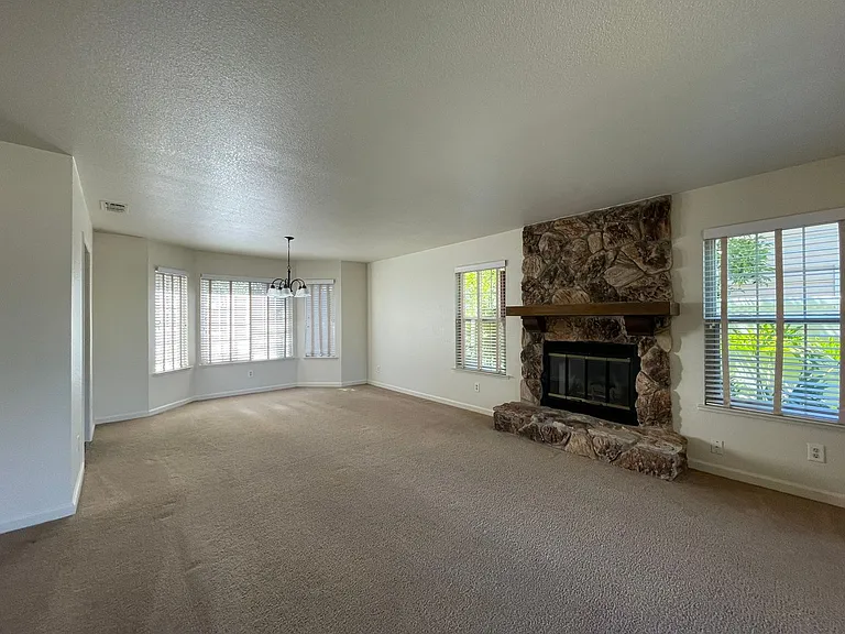 9270 Emerald Crest Dr — Photo 2