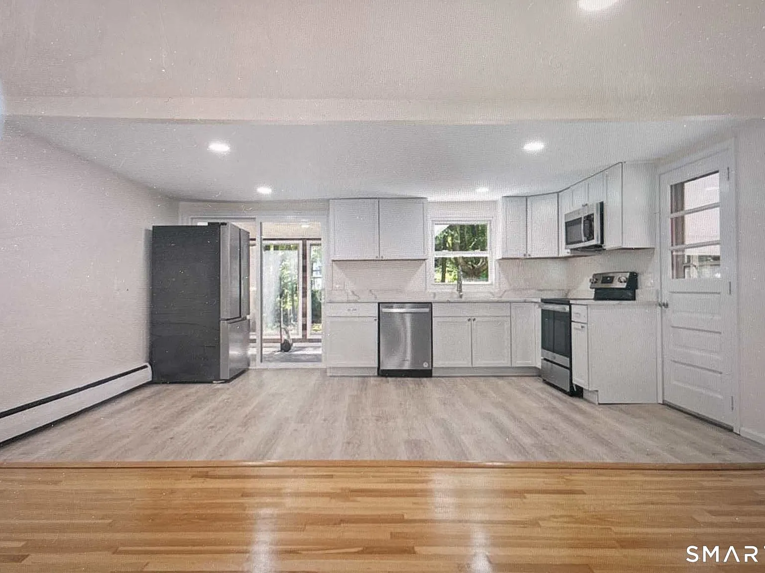 3 bed, 1.0 bath, 1100 sqft, $2,400 — Photo 2
