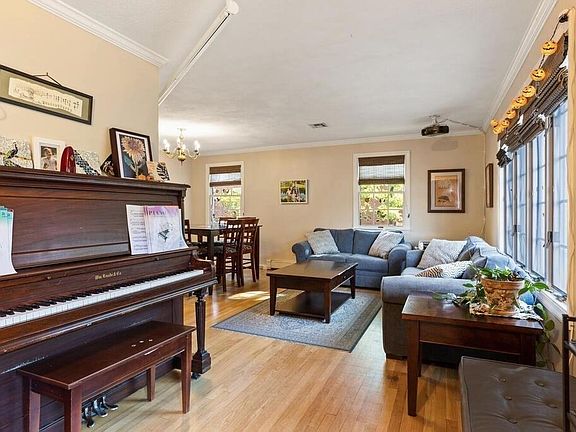 4th image of 60 Brentwood Ave #60