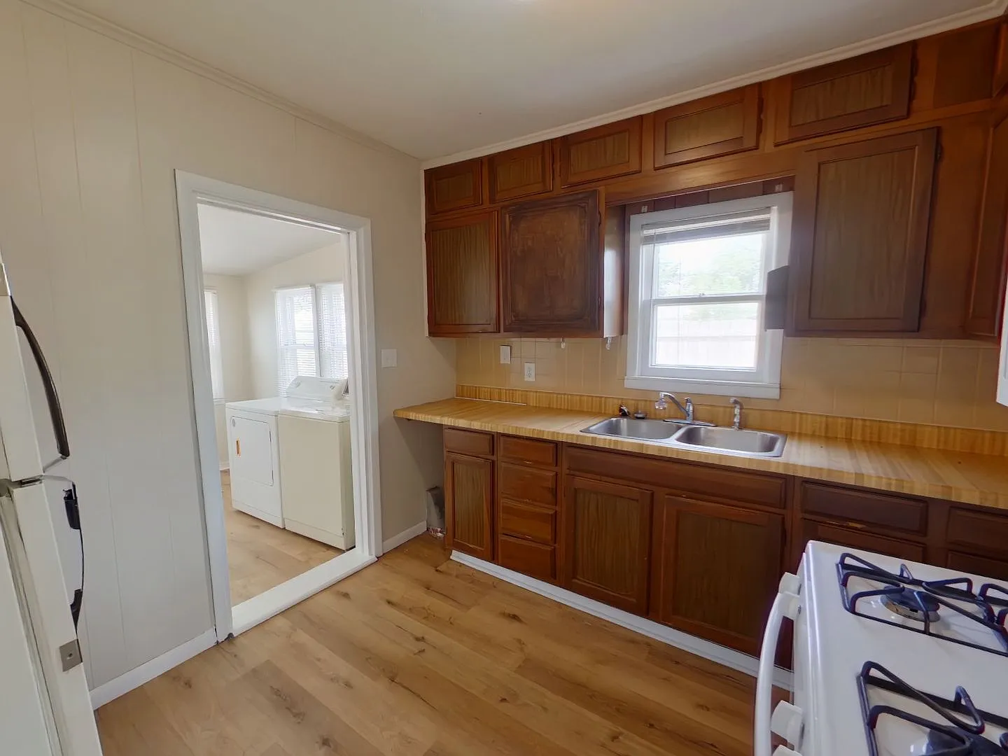 1125 S Millwood Ave — Photo 3