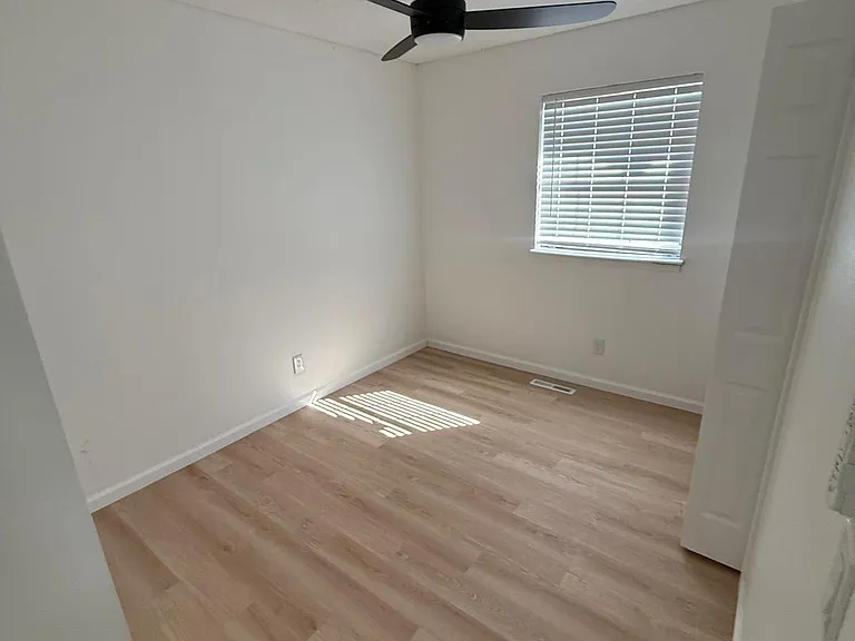 12518 S Locust St — Photo 8