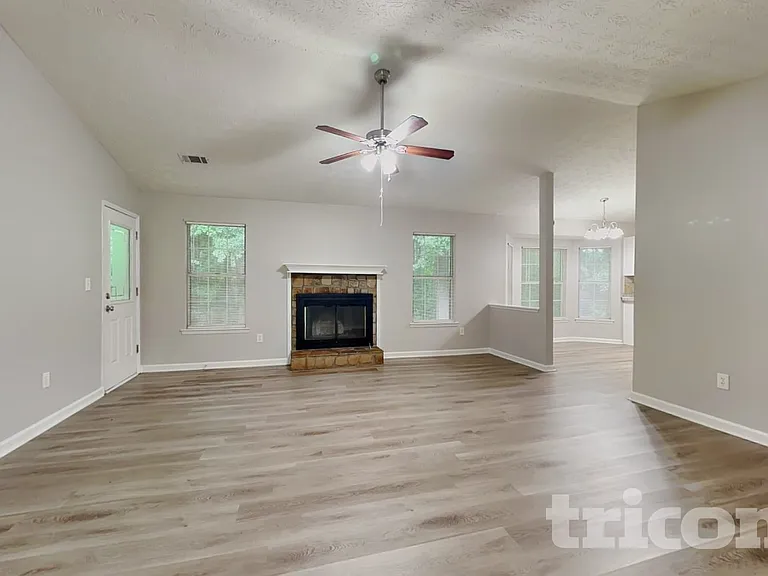 270 Rosewood Dr — Photo 4