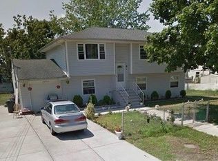 6 Fairtown Rd, Bay Shore, NY 11706